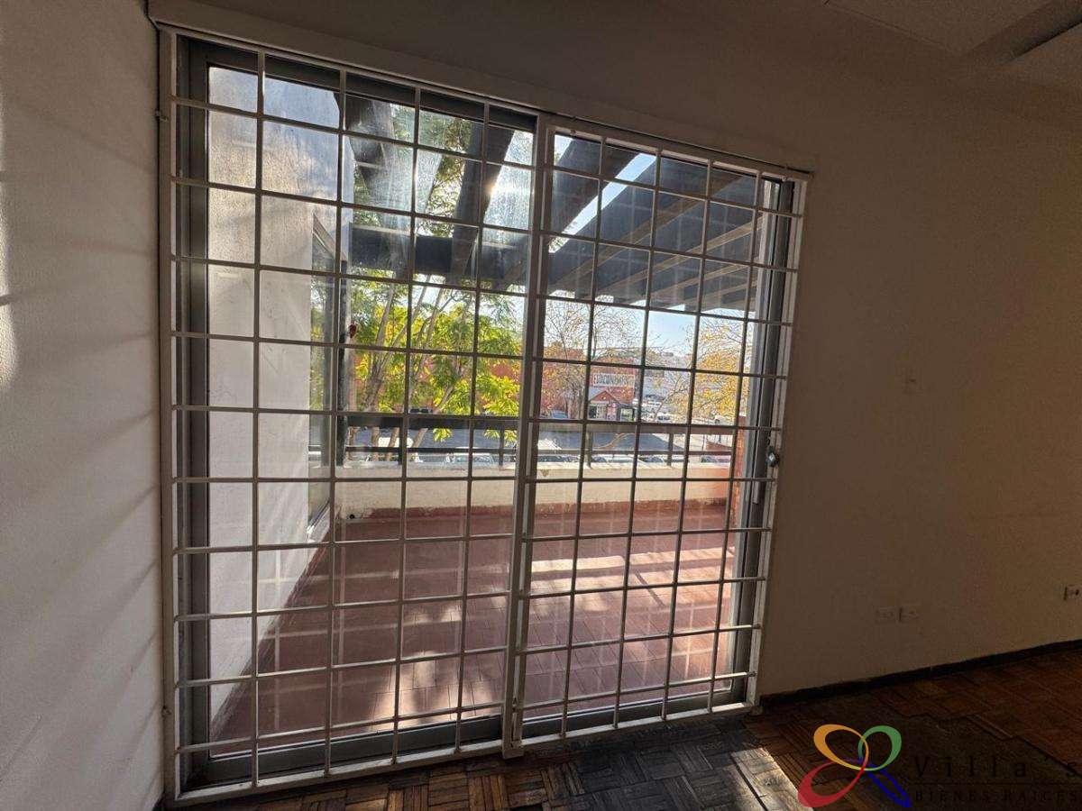 cuarto con la puerta para el balcon.jpeg